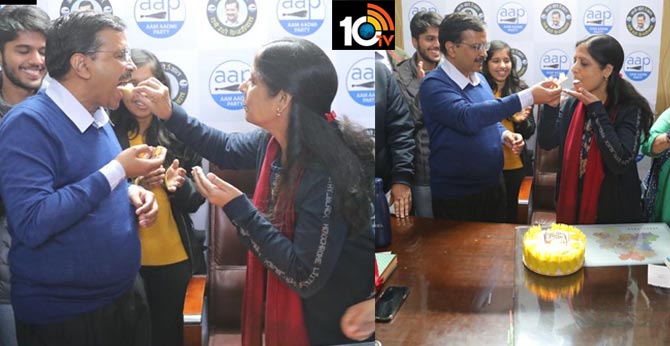 delhi Assembly election,2020,CM Kejriwal celebrates with wife Sunita as AAP takes big lead  Election,Results