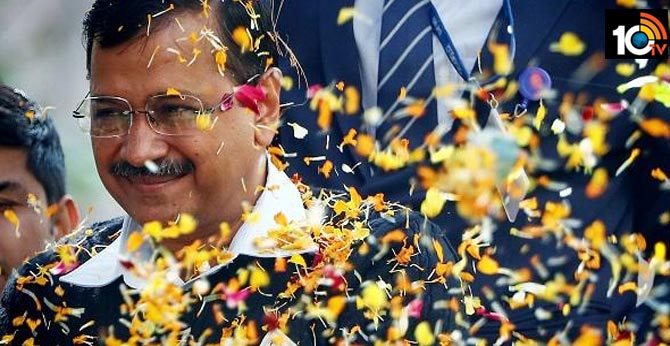 కొత్త సంప్రదాయం : ప్రజల మధ్యలో కేజ్రీ ప్రమాణ స్వీకారం కొత్త సంప్రదాయం : ప్రజల మధ్యలో కేజ్రీ ప్రమాణ స్వీకారం