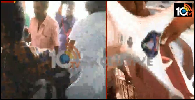 మహిళలు స్నానం చేస్తుండగా..డ్రోన్ కెమెరాతో షూట్ చేస్తున్నారంటూ పోలీసులపై మందడం రైతుల దాడి మహిళలు స్నానం చేస్తుండగా..డ్రోన్ కెమెరాతో షూట్ చేస్తున్నారంటూ పోలీసులపై మందడం రైతుల దాడి
