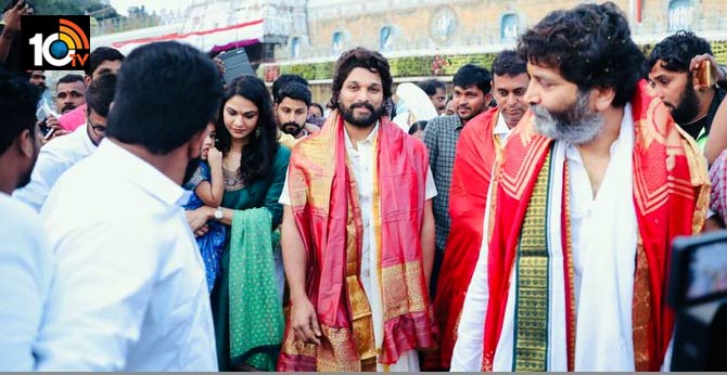 Stylish star Allu Arjun with family & Trivikram  seeks blessings at Tirupati