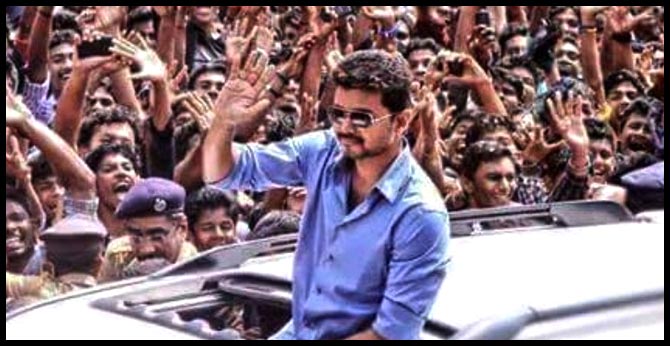 షూటింగ్ స్పాట్ లో విజయ్ కు స్వాగతం పలికిన అభిమానులు షూటింగ్ స్పాట్ లో విజయ్ కు స్వాగతం పలికిన అభిమానులు