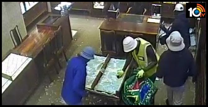Thugs tried to robbery at a jewelery shop in Gandhinagar