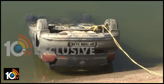 Two dead bodies in a car that Flushed in Kakatiya canal In Karimnagar Alaganuru