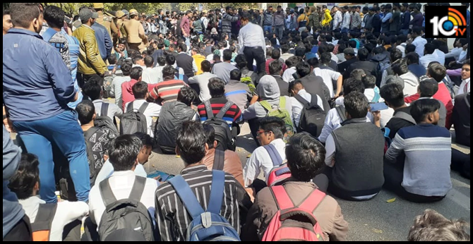యూనివర్శిటీ విద్యార్థినిని ఎత్తుకెళ్లి గ్యాంగ్ రేప్.. హైదరాబాద్లా రేపిస్టులను చంపేయాలని డిమాండ్! యూనివర్శిటీ విద్యార్థినిని ఎత్తుకెళ్లి గ్యాంగ్ రేప్.. హైదరాబాద్లా రేపిస్టులను చంపేయాలని డిమాండ్!