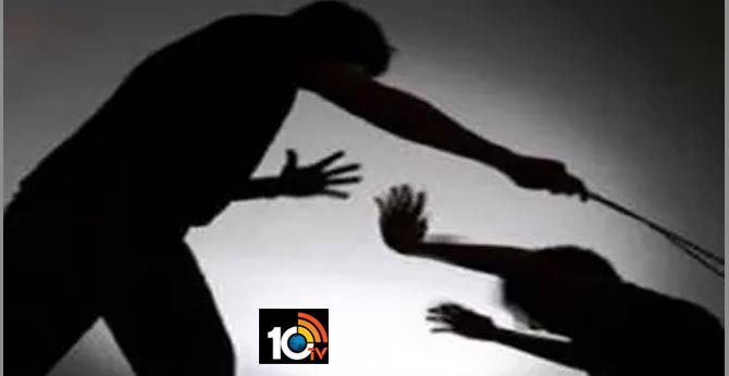 టీచరేనా : విద్యార్థులను చితకబాదాడు టీచరేనా : విద్యార్థులను చితకబాదాడు