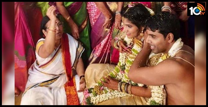 వేదమంత్రాలు అవపోసన పట్టిన మణిపూస : పెళ్లిళ్లు చేసే మహిళా పూజారి వేదమంత్రాలు అవపోసన పట్టిన మణిపూస : పెళ్లిళ్లు చేసే మహిళా పూజారి