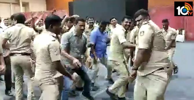 కొవ్వు కరిగించుకోవటానికి పోలీసుల జుంబా డ్యాన్స్: వైరల్ వీడియో కొవ్వు కరిగించుకోవటానికి పోలీసుల జుంబా డ్యాన్స్: వైరల్ వీడియో