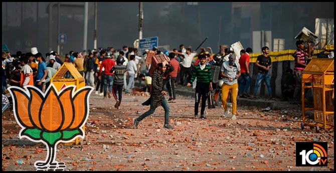 ఢీల్లీ అల్లర్లు: ఆ నలుగురు బీజేపీ నేతలపై ఎఫ్ఐఆర్.. హైకోర్టు ఆదేశాలు ఢీల్లీ అల్లర్లు: ఆ నలుగురు బీజేపీ నేతలపై ఎఫ్ఐఆర్.. హైకోర్టు ఆదేశాలు