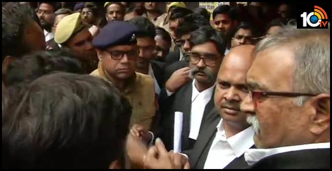 కోర్టు ప్రాంగణంలోనే లాయర్పై బాంబు దాడి కోర్టు ప్రాంగణంలోనే లాయర్పై బాంబు దాడి