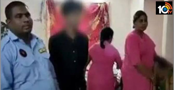 ఆడపిల్లలకు భద్రత ఏది? నూజివీడు ట్రిపుల్ ఐటీ అమ్మాయిల హాస్టల్ రూమ్లో అబ్బాయి ఆడపిల్లలకు భద్రత ఏది? నూజివీడు ట్రిపుల్ ఐటీ అమ్మాయిల హాస్టల్ రూమ్లో అబ్బాయి