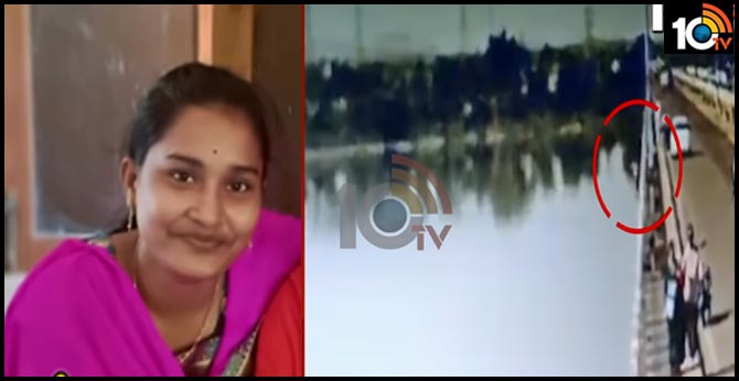 వీడియో : తండ్రి మరణం తట్టుకోలేక.. కుటుంబసభ్యుల కళ్లముందే కూతురు ఆత్మహత్య వీడియో : తండ్రి మరణం తట్టుకోలేక.. కుటుంబసభ్యుల కళ్లముందే కూతురు ఆత్మహత్య