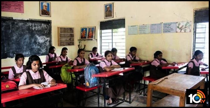 స్కూల్ ప్యూనే లెక్కల మాస్టారు..టీచింగ్ సూపర్ అంటున్న విద్యార్ధులు స్కూల్ ప్యూనే లెక్కల మాస్టారు..టీచింగ్ సూపర్ అంటున్న విద్యార్ధులు