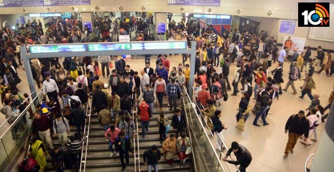 six youths were seen shouting slogans at Rajiv Chowk metro station, Delhi