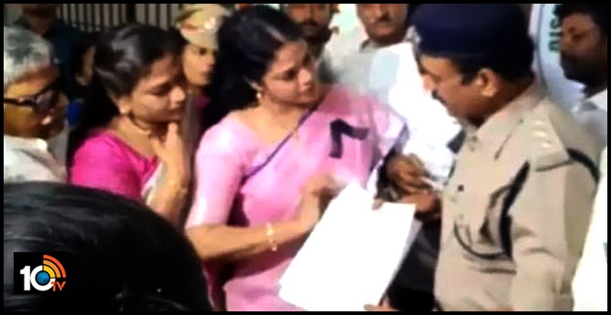 సీఎం జగన్ ప్రారంభించిన దిశ పీఎస్ లో టీడీపీ ఎమ్మెల్యే ఫిర్యాదు సీఎం జగన్ ప్రారంభించిన దిశ పీఎస్ లో టీడీపీ ఎమ్మెల్యే ఫిర్యాదు