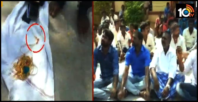 రెవెన్యూ సిబ్బందికి లంచంగా మంగళసూత్రం తీసిచ్చిన మహిళ రెవెన్యూ సిబ్బందికి లంచంగా మంగళసూత్రం తీసిచ్చిన మహిళ