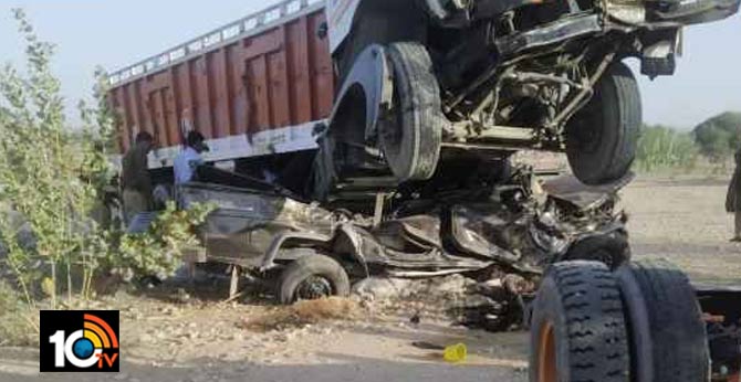 11 people killed in a collision between a trailer truck and a jeep in rajasthan