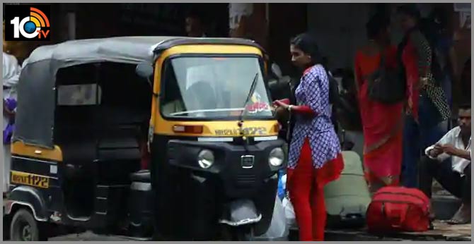 2 pune auto rickshaw drivers return bag with gold worth Rs 7.5L
