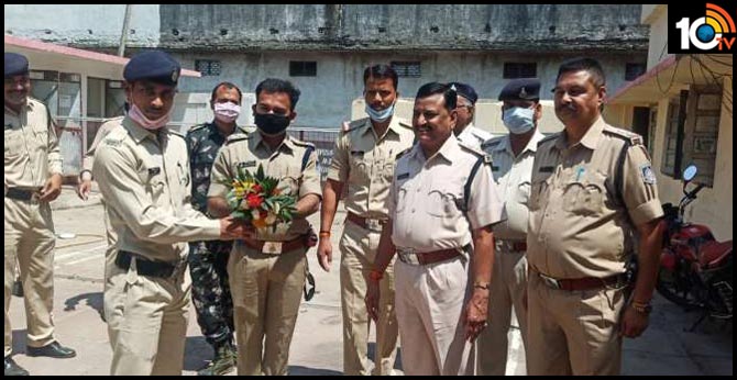 లాక్ డౌన్ కారణంగా డ్యూటీలో చేరడానికి ఉత్తర ప్రదేశ్ నుండి మధ్యప్రదేశ్ కు 450 కిమీ నడిచిన పోలీస్ కానిస్టేబుల్ లాక్ డౌన్ కారణంగా డ్యూటీలో చేరడానికి ఉత్తర ప్రదేశ్ నుండి మధ్యప్రదేశ్ కు 450 కిమీ నడిచిన పోలీస్ కానిస్టేబుల్