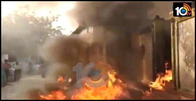 ఇంట్లో పెట్రోల్ విక్రయిస్తుండగా అగ్నిప్రమాదం…ఇద్దరు చిన్నారుల సజీవ దహనం ఇంట్లో పెట్రోల్ విక్రయిస్తుండగా అగ్నిప్రమాదం…ఇద్దరు చిన్నారుల సజీవ దహనం