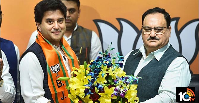 పార్టీలో చేరిన కొద్దిసేపటికే…జ్యోతిరాధిత్యను రాజ్యసభ అభ్యర్థిగా ప్రకటించిన బీజేపీ పార్టీలో చేరిన కొద్దిసేపటికే…జ్యోతిరాధిత్యను రాజ్యసభ అభ్యర్థిగా ప్రకటించిన బీజేపీ