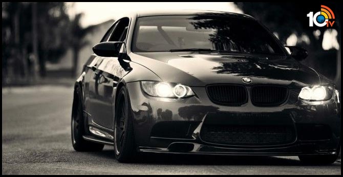 Man stops BMW to urinate, thieves flee with car