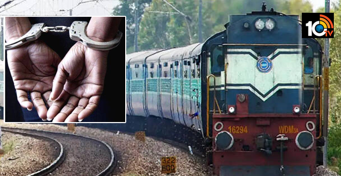 కరోనా పేషెంట్ను రైల్వే గెస్ట్ హౌజ్లో దాచిన తల్లి అరెస్టు కరోనా పేషెంట్ను రైల్వే గెస్ట్ హౌజ్లో దాచిన తల్లి అరెస్టు