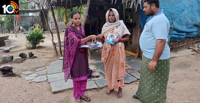 ఇంటి వద్దకే పించన్లు…తెల్లవారకముందే వాలిపోయిన వాలంటీర్లు ఇంటి వద్దకే పించన్లు…తెల్లవారకముందే వాలిపోయిన వాలంటీర్లు