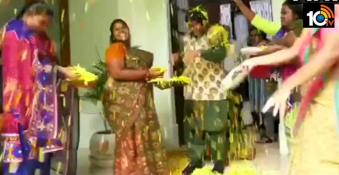 రంగులు కాదు పూలు జల్లి హోలీ వేడుక జరుపుకున్నకిరణ్ బేడీ రంగులు కాదు పూలు జల్లి హోలీ వేడుక జరుపుకున్నకిరణ్ బేడీ