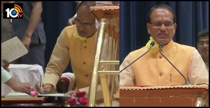 Bhopal: BJP's Shivraj Singh Chouhan takes oath as the Chief Minister of MadhyaPradesh, at Raj Bhava