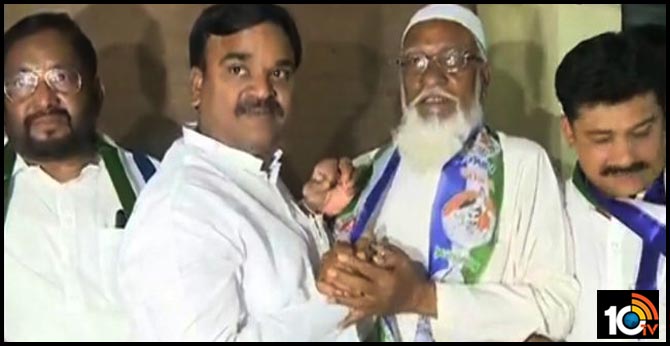 టీడీపీకి రాజీనామా చేసి..వైసీపీలో చేరిన మైనర్టీ నేత : కేఈ సోదరులదీ అదే దారా?! టీడీపీకి రాజీనామా చేసి..వైసీపీలో చేరిన మైనర్టీ నేత : కేఈ సోదరులదీ అదే దారా?!