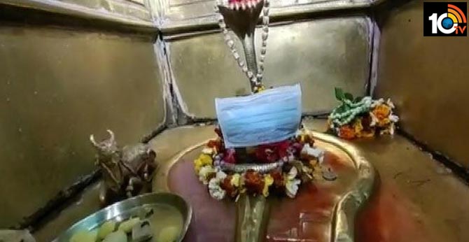 Coronavirus : Varanasi temple priest puts face masks on Lord Vishwanath's Idol