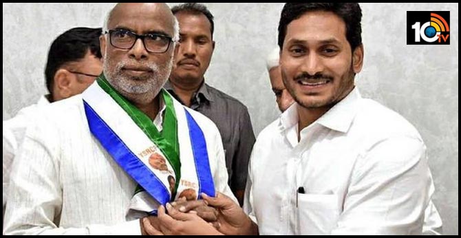 మూడు రాజధానుల నిర్ణయం దుర్మార్గం అన్నారు, నెల రోజులు తిరక్కుండానే వైసీపీలో చేరిపోయారు మూడు రాజధానుల నిర్ణయం దుర్మార్గం అన్నారు, నెల రోజులు తిరక్కుండానే వైసీపీలో చేరిపోయారు
