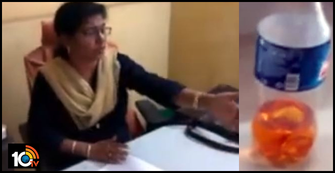 జీతం కట్ చేసిందని, మహిళా అధికారి దగ్గరకు పెట్రోల్ తీసుకెళ్లింది… జీతం కట్ చేసిందని, మహిళా అధికారి దగ్గరకు పెట్రోల్ తీసుకెళ్లింది…