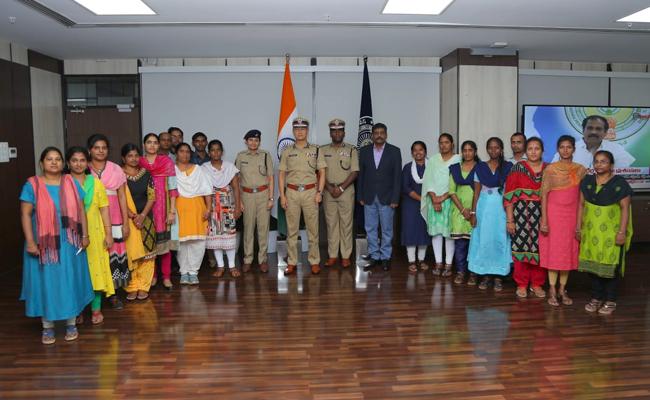 దిశ కంట్రోల్ రూమ్ : మొదటి బ్యాచ్ సిబ్బందికి శిక్షణ పూర్తి దిశ కంట్రోల్ రూమ్ : మొదటి బ్యాచ్ సిబ్బందికి శిక్షణ పూర్తి