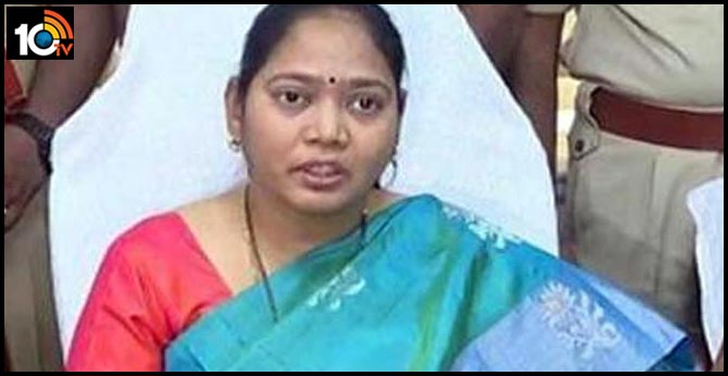 ఏపీ హోంమంత్రి ఇంటి ముందు వైసీపీ కార్యకర్తల ధర్నా, అసలేం జరిగింది ఏపీ హోంమంత్రి ఇంటి ముందు వైసీపీ కార్యకర్తల ధర్నా, అసలేం జరిగింది