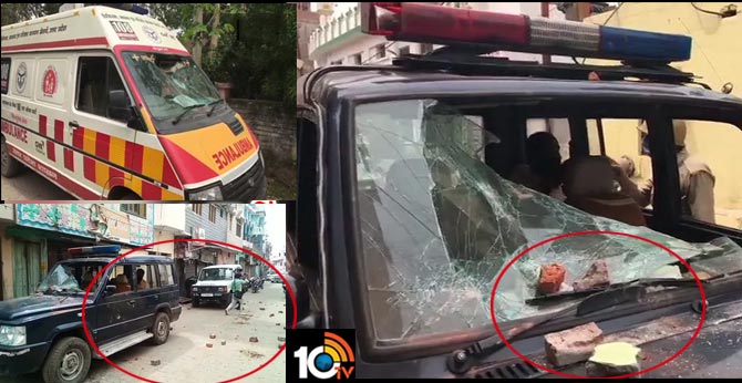 యూపీలో డాక్టర్లు,హెల్త్ సిబ్బందిపై రాళ్ల దాడి…17మంది అరెస్ట్ యూపీలో డాక్టర్లు,హెల్త్ సిబ్బందిపై రాళ్ల దాడి…17మంది అరెస్ట్