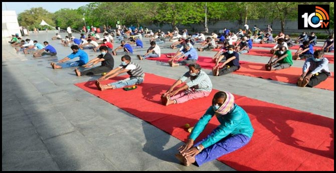 లాక్ డౌన్ : యోగా వైపు అమెరికన్ల చూపు లాక్ డౌన్ : యోగా వైపు అమెరికన్ల చూపు
