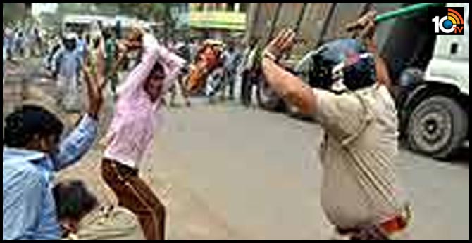 Cop thrashed with by his own lathi
