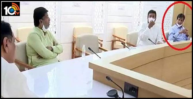 సీఎం సమావేశంలో పాల్గొన్న ఎమ్మెల్యేకి కరోనా..అందరిలో టెన్షన్ సీఎం సమావేశంలో పాల్గొన్న ఎమ్మెల్యేకి కరోనా..అందరిలో టెన్షన్