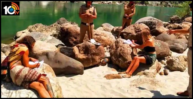 లాక్ డౌన్ ఉల్లంఘించిన విదేశీయులు…కొత్త రకం శిక్ష విధించిన పోలీసులు లాక్ డౌన్ ఉల్లంఘించిన విదేశీయులు…కొత్త రకం శిక్ష విధించిన పోలీసులు