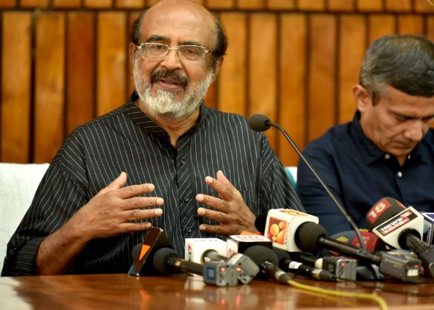 తీవ్ర ఆర్థిక సంక్షోభంలో కేరళ…ఉద్యోగులకు ప్రతినెలలో 6రోజుల జీతం కట్ తీవ్ర ఆర్థిక సంక్షోభంలో కేరళ…ఉద్యోగులకు ప్రతినెలలో 6రోజుల జీతం కట్