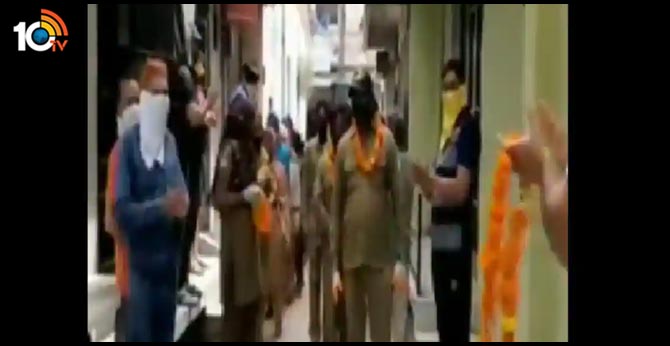 Locals in Ambala shower praise on sanitation workers with flowers and garlands