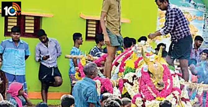 Villagers breach curfew to give jallikattu bull a grand funeral