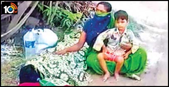 corona fever Wife with husband's body beside the road In vijayawada
