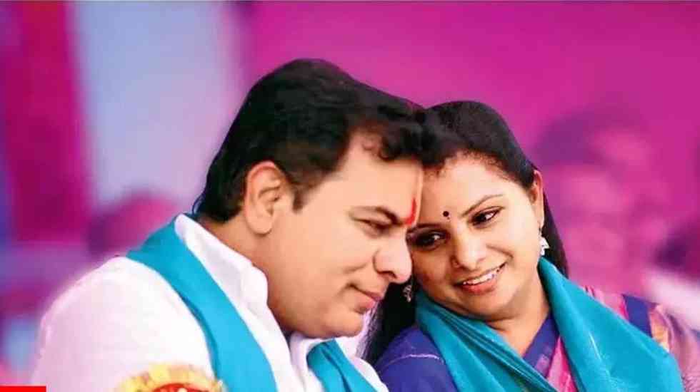 కోహ్లీకి అనుష్కే హెయిర్ కట్ చేస్తోంది.. అన్నయ్యా వదినకు అవకాశం ఇస్తున్నావా అంటూ కేటీఆర్ను ఆటపట్టించిన కవిత కోహ్లీకి అనుష్కే హెయిర్ కట్ చేస్తోంది.. అన్నయ్యా వదినకు అవకాశం ఇస్తున్నావా అంటూ కేటీఆర్ను ఆటపట్టించిన కవిత