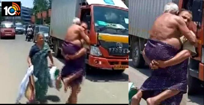 వీళ్లేం పోలీసులు : తండ్రిని భుజాలపై మోసుకుంటూ… వీళ్లేం పోలీసులు : తండ్రిని భుజాలపై మోసుకుంటూ…