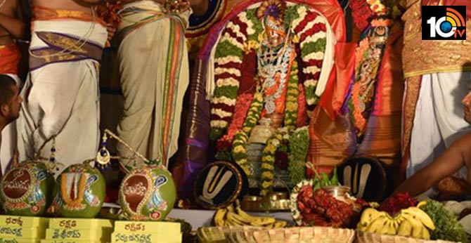 ఇక ఆన్ లైన్ లోనే ఆర్జిత సేవలు, ఇంటికే రాములోరి కళ్యాణ తలంబ్రాలు.. లాక్ డౌన్ వేళ భక్తులకు ప్రభుత్వం శుభవార్త ఇక ఆన్ లైన్ లోనే ఆర్జిత సేవలు, ఇంటికే రాములోరి కళ్యాణ తలంబ్రాలు.. లాక్ డౌన్ వేళ భక్తులకు ప్రభుత్వం శుభవార్త