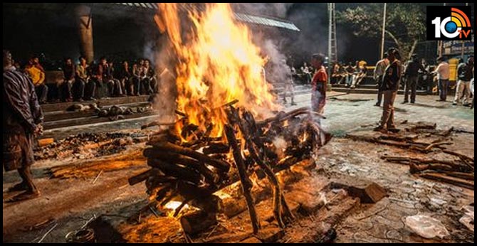 punjab police booked 60 for obstructing cremation of covid 19 patient