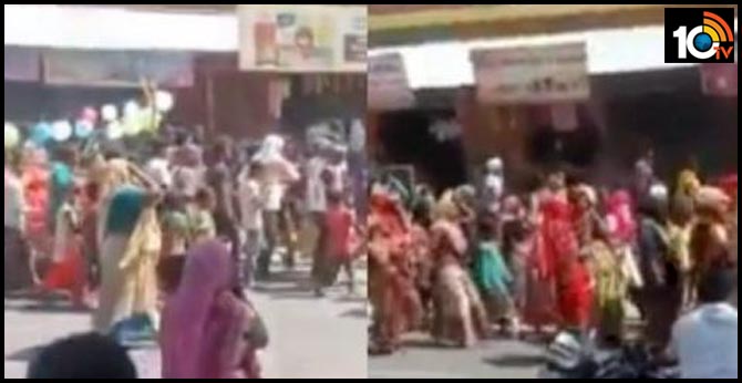 hundreds of people in Uttar Pradesh allegedly took out a grand funeral procession of a cow.