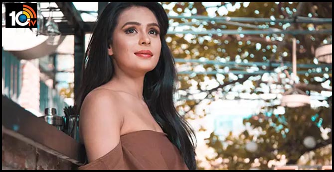 Television actress Sonal Vengurlekar calls out producer for not paying her, overwhelmed by makeup man's gesture